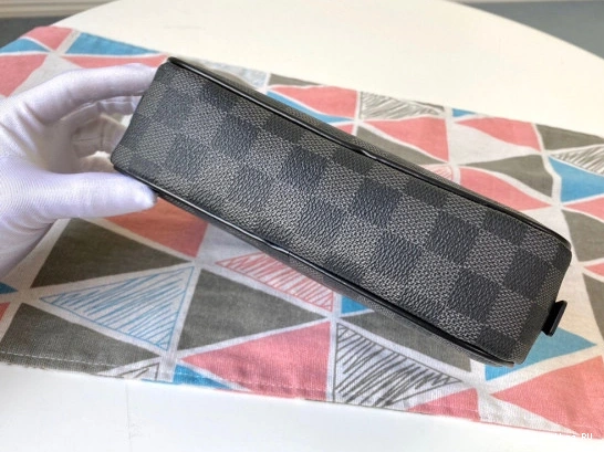 First bags ru POUCH LOUIS PM TOILETRY VUITTON 0730